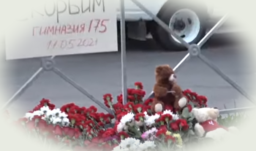 Люди несут цветы к школе. Вся Казань скорбит ро погибшим.