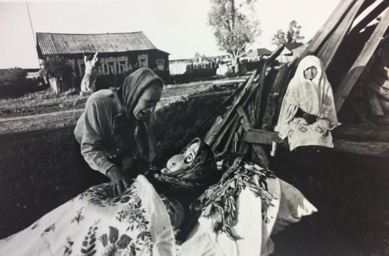 Похороны Костромы
Валерий Нистратов, май - июль 1996 года, Нижегородская обл., с. Шутилово, МАММ/МДФ.