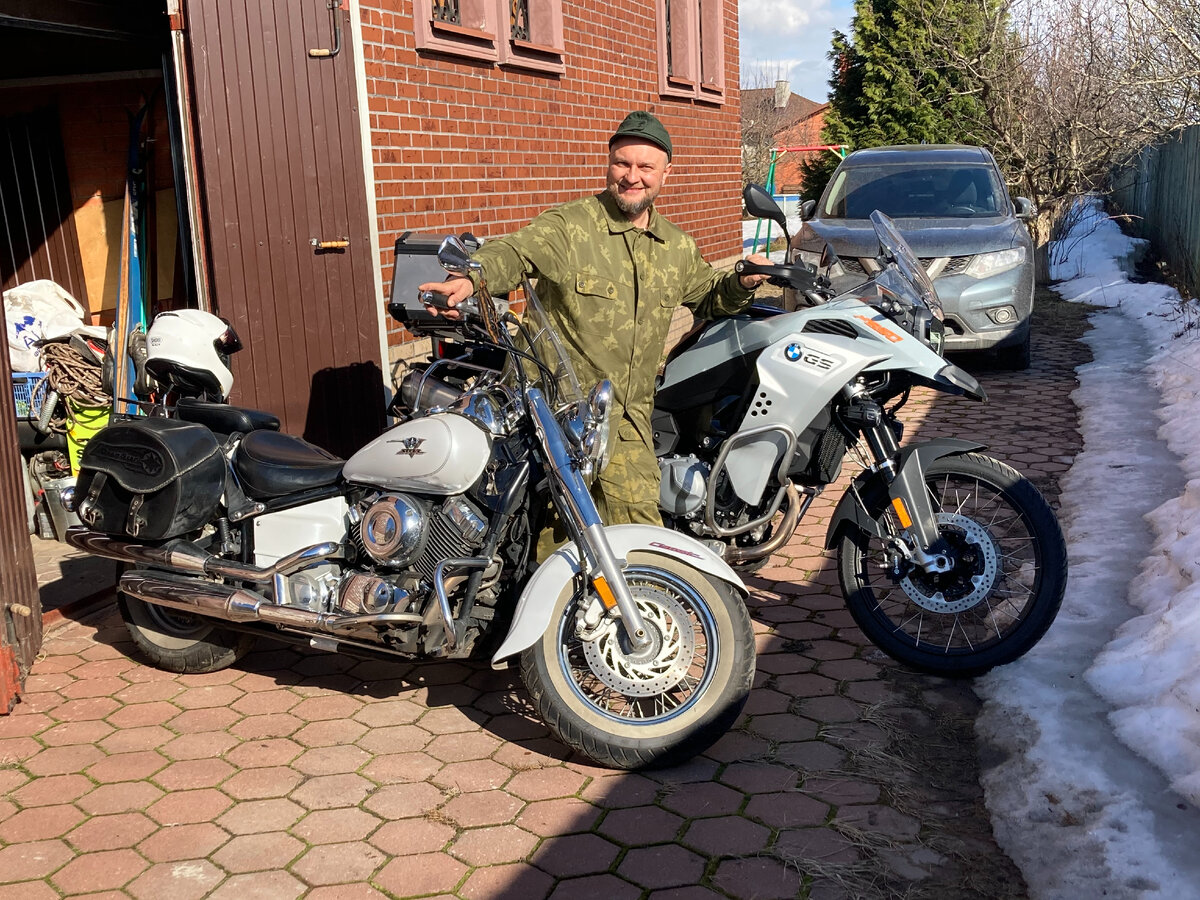 Оба моих красавца рядом на предсезонном осмотре и подготовке 2021 года. А вот машина на заднем плане - не моя :) Фото автора.