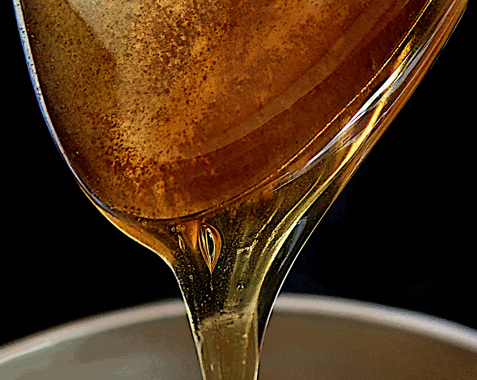 Мёд течёт намного медленнее, чем вода. Однако так происходит в обычных условиях. Что будет, если провести специальный эксперимент и проверить, можно ли ситуацию изменить кардинальным образом?