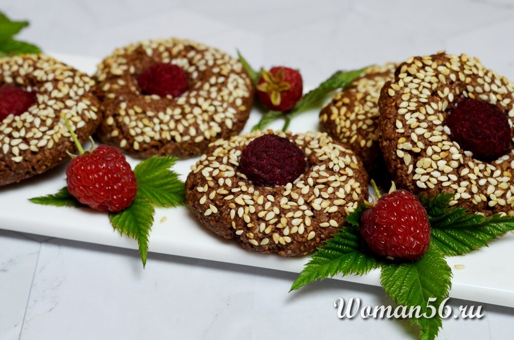 Шоколадное овсяное печенье с малиной