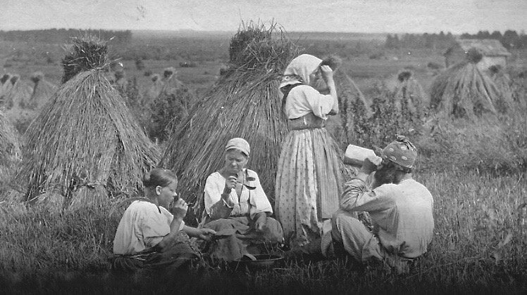 Крестьянский обед в поле. 1916 г.