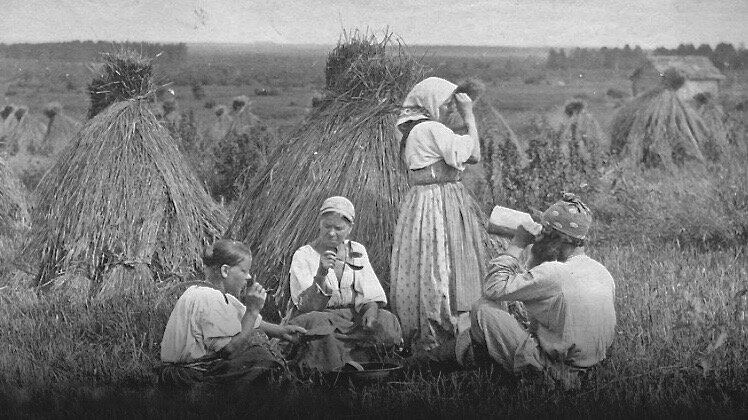 Крестьянский обед в поле. 1916 г.