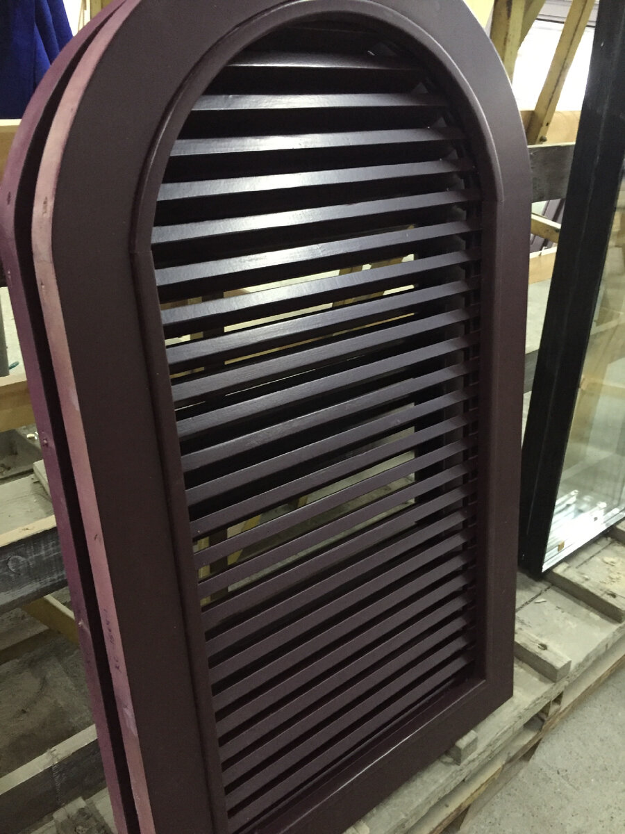 Слуховое окно с заполнением в виде деревянных решеток под углом 45 градусов. 