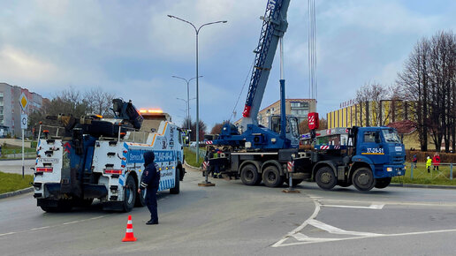 Подъем КАМАЗа бетономешалки эвакуатором и автокраном