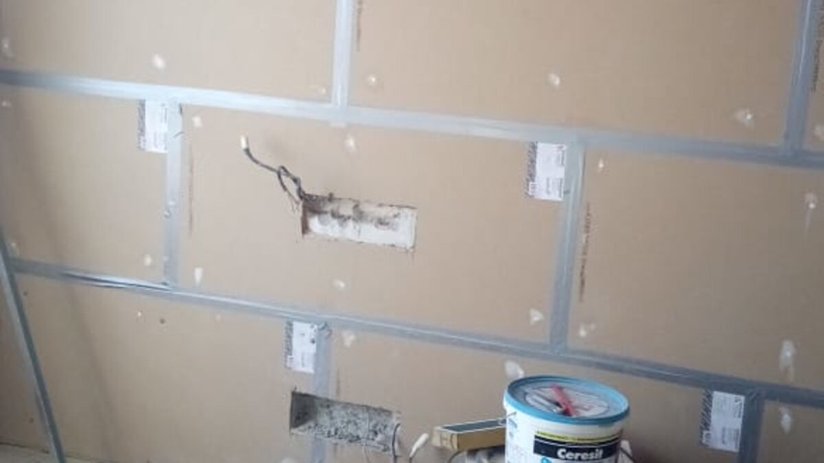 Угадаете, что это на стенах, на специальных "аккустических" пластиковых дюбелях, проклеено лентой по швам? Пишите в комментариях