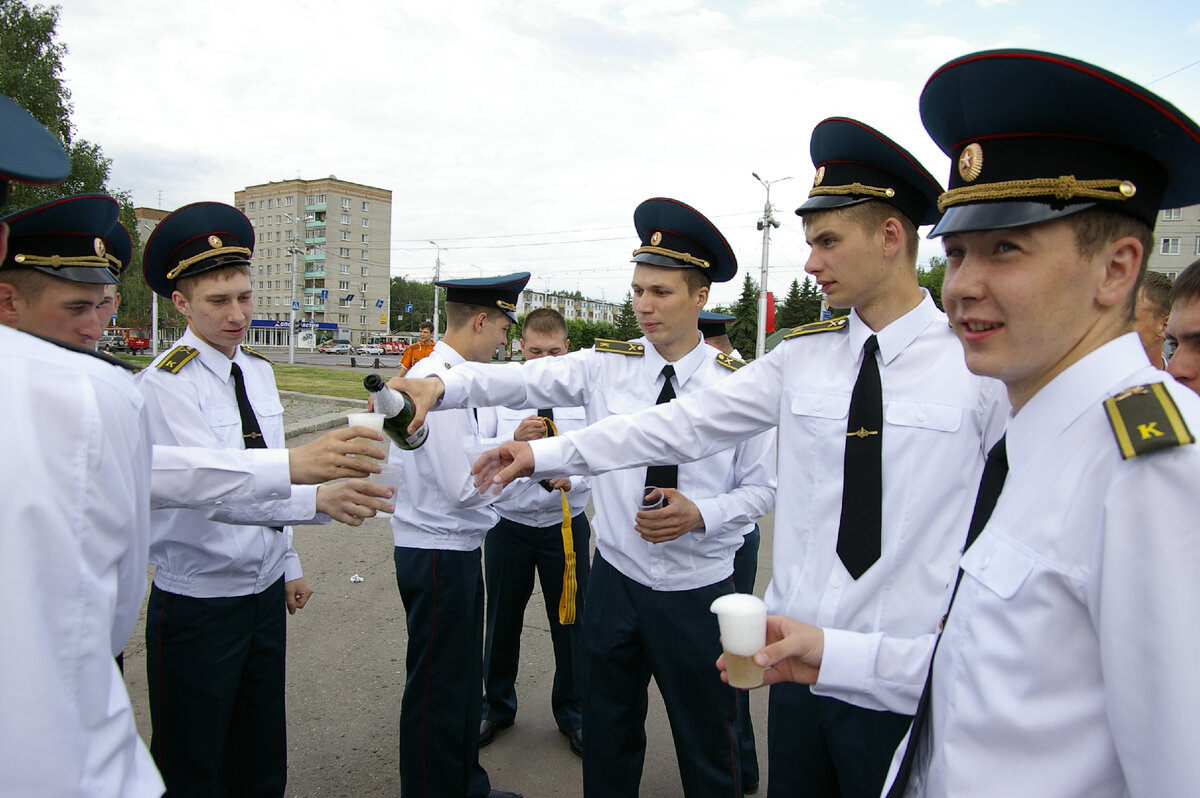 Уже по приказу МО РФ лейтенанты, а ныне: капитаны и майоры. Фото 2010 года. 