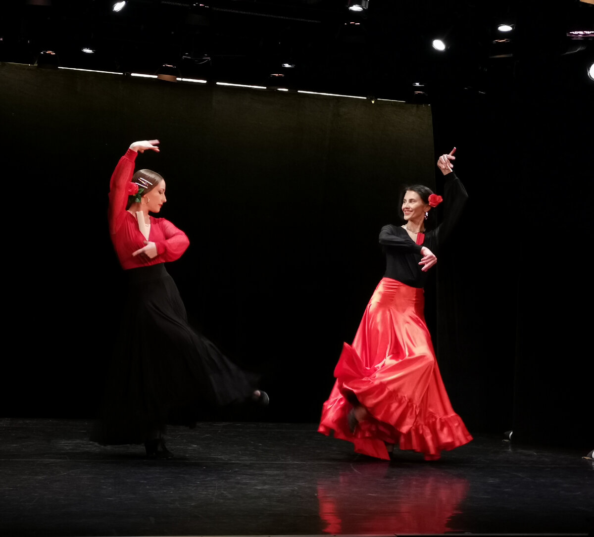 Фанданго на музыку Л. Минкуса в постановке Екатерины Чибис и в исполнении самой Екатерины Чибис и Елены Казанской на концерте "С бубном и гитарой" в Московском музыкальном театре для детей и молодёжи "Экспромт" 11 июня 2022 г. 