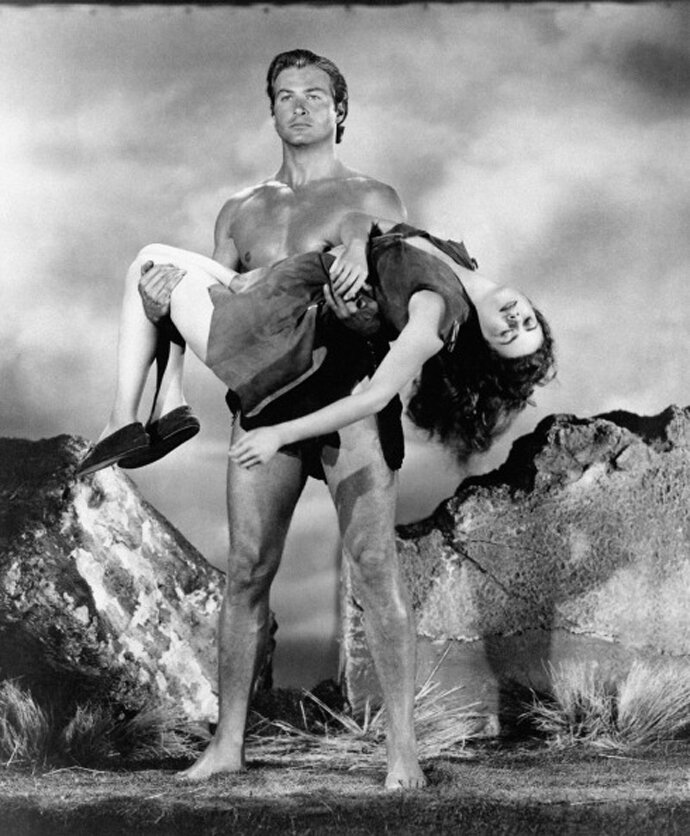 Первый Тарзан блондин Лекс Бартер не был атлетом, зато был актёром и сам выполнял все трюки, несмотря на полученное тяжёлое ранение на фронте 