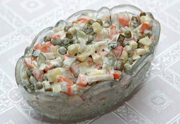 Рецепт:Кальмары — 200 г
Картофель — 3 шт.
Огурец (соленый) — 1 шт.
Горошек зеленый (консервированный) — 40 г
Перец черный молотый — по вкусу
Соль — по вкусу
Зелень — по вкусу
Майонез (сметана) — по вкусу
Перец болгарский — по вкусу.