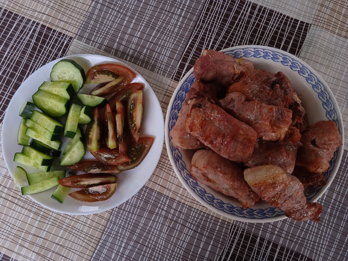 Жду не дождусь, когда начнутся свои жёлтые помидоры. Висеть-висят, а зреть не собираются. Ни сливки, ни черри. Жёлтые с детства больше всего люблю. 