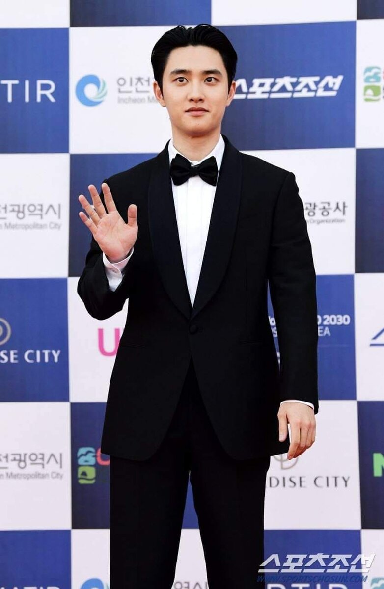 Ну жених. Ну жених. Вот отгуляли на свадьбе молодых. Несчастный жених. Жених то есть.