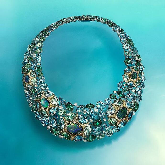 Колье из платины и 18-каратного желтого золота с черными опалами, аквамаринами, бериллами, турмалинами и бриллиантами 