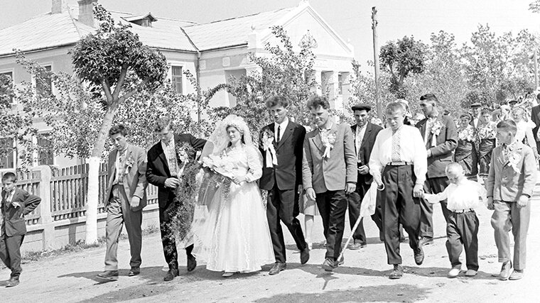 Украинская ССР. Молодожены и гости праздника во время свадьбы в селе Бродок. 01.07.1966.Фото: © РИА Новости / Ян Тихонов