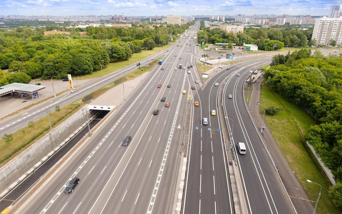 Здесь появилась новая эстакада через Павелецкое направление МЖД, также реконструировано Каширское шоссе.