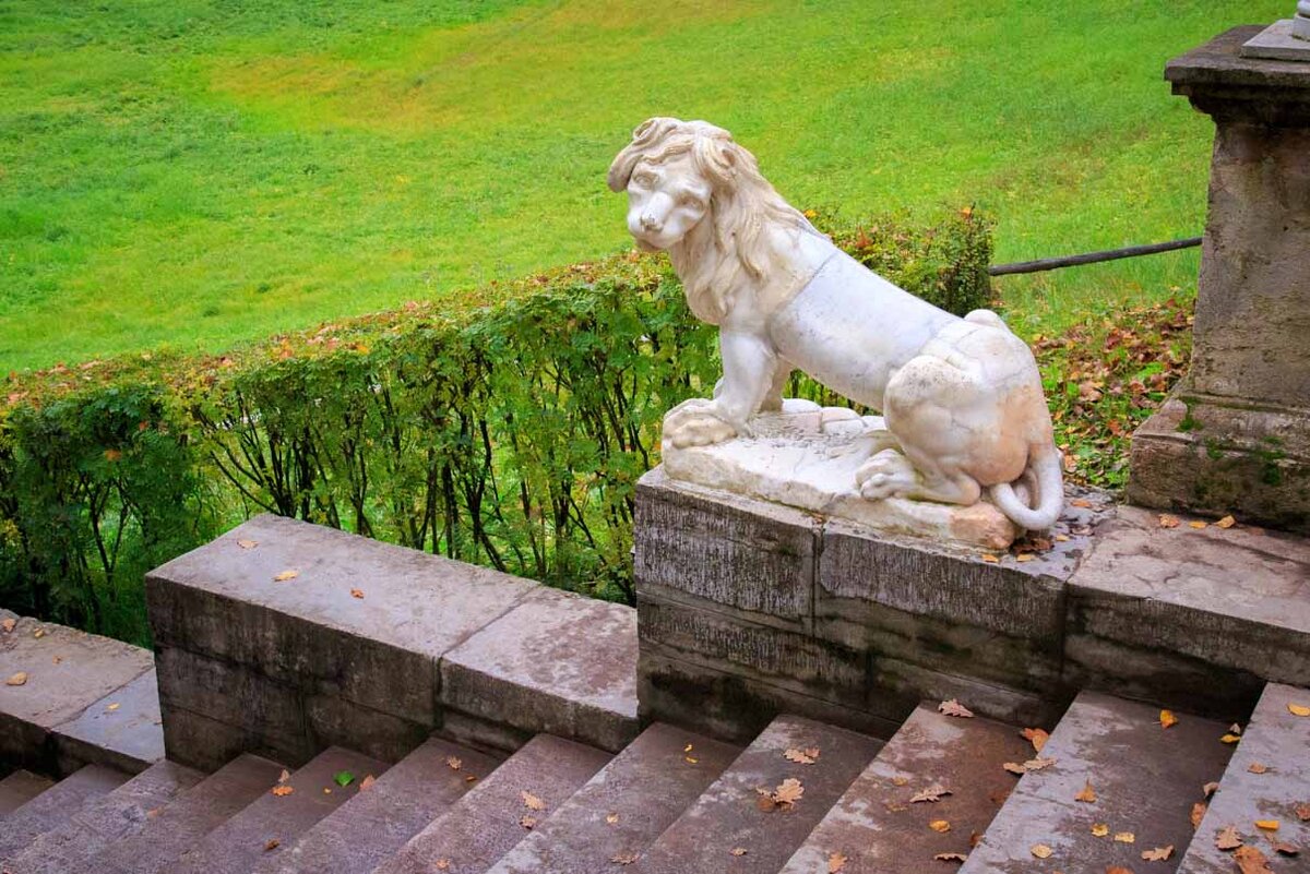 Все скульптуры парка гармонично вписаны в ландшафт, кажется, вот-вот оживут