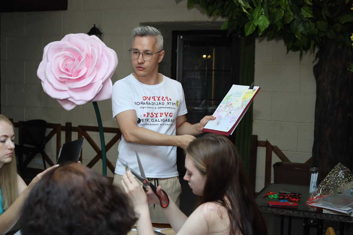 Самореализация, стремление быть в гармонии с собой - это и мои цели, даже ценности. На фотографии провожу когнитивно-поведенческую арт-терапию "Рисунок самопринятия". Лето 2023 года, PSY fest.