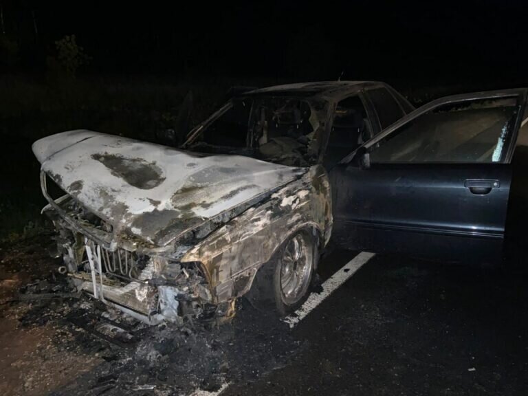    Едва не сгорел дотла. На дороге около села Шарлык вспыхнул автомобиль «Audi 80» Кристина Просвиркина