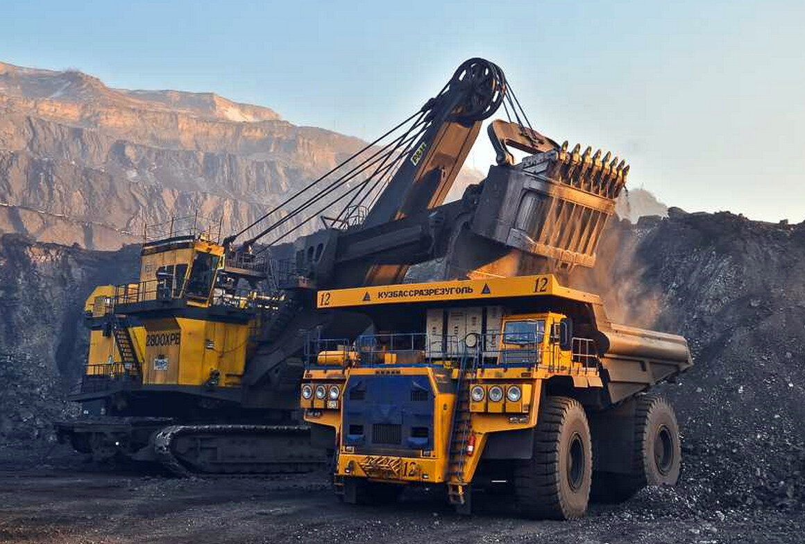 Карьерный самосвал БЕЛАЗ 75600