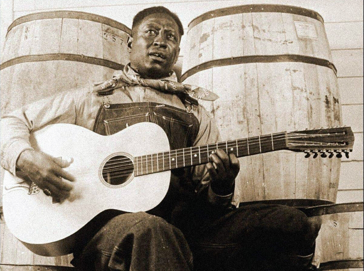Huddie "Lead Belly" Ledbetter с гитарой