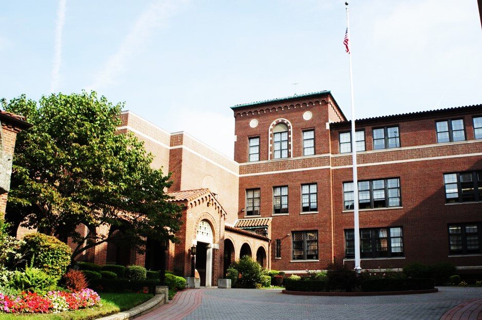 нашла очень похожую школу по описанию, три этажа, открытые большие окна на первом. Так могла бы выглядеть школа имени Христофора Колумба