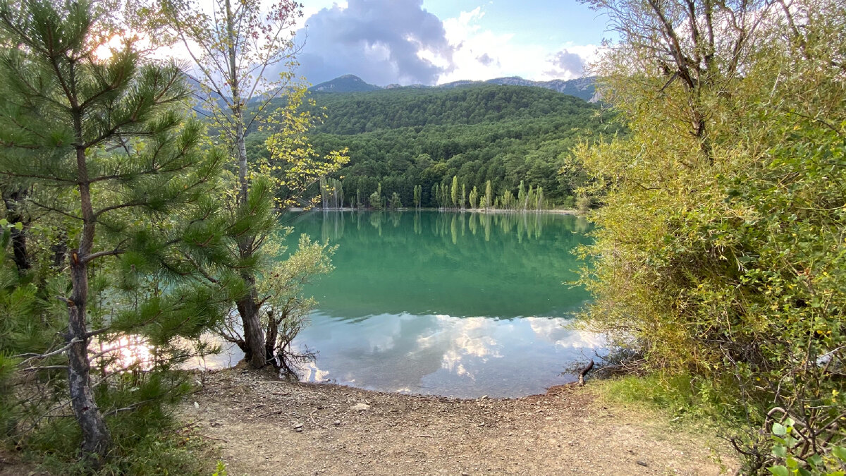 бирюзовое озеро партенит. голубое озеро запрудное алушта. голубое озеро запрудное алушта. где в крыму озера. село запрудное крым бирюзовое озеро.