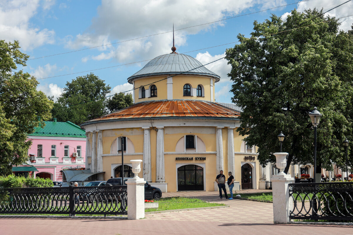Фото ph_zakharenkova июль 2023г. Рязань, улица Кольцова, 1 -  Городские торговые ряды на противоположной стороне  