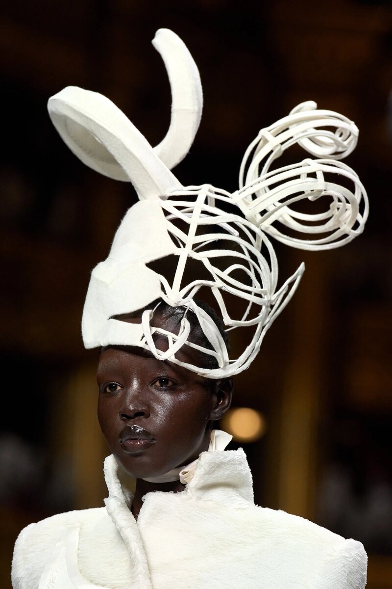 Шляпа с рогами Thom Brown Haute Couture Fall 2023