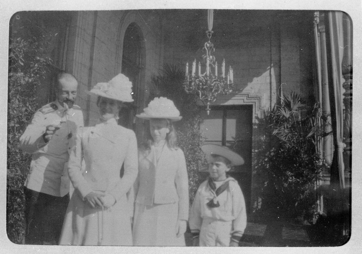 Великий князь Александр Михайлович на балконе Белого зала с Баттенбергскими