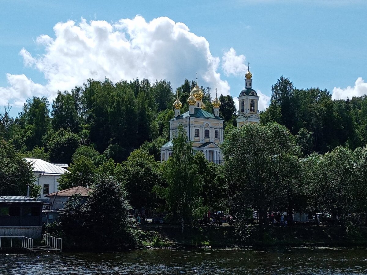 Вид на церковь в Плесе с Волги (путешествовали на кораблике)