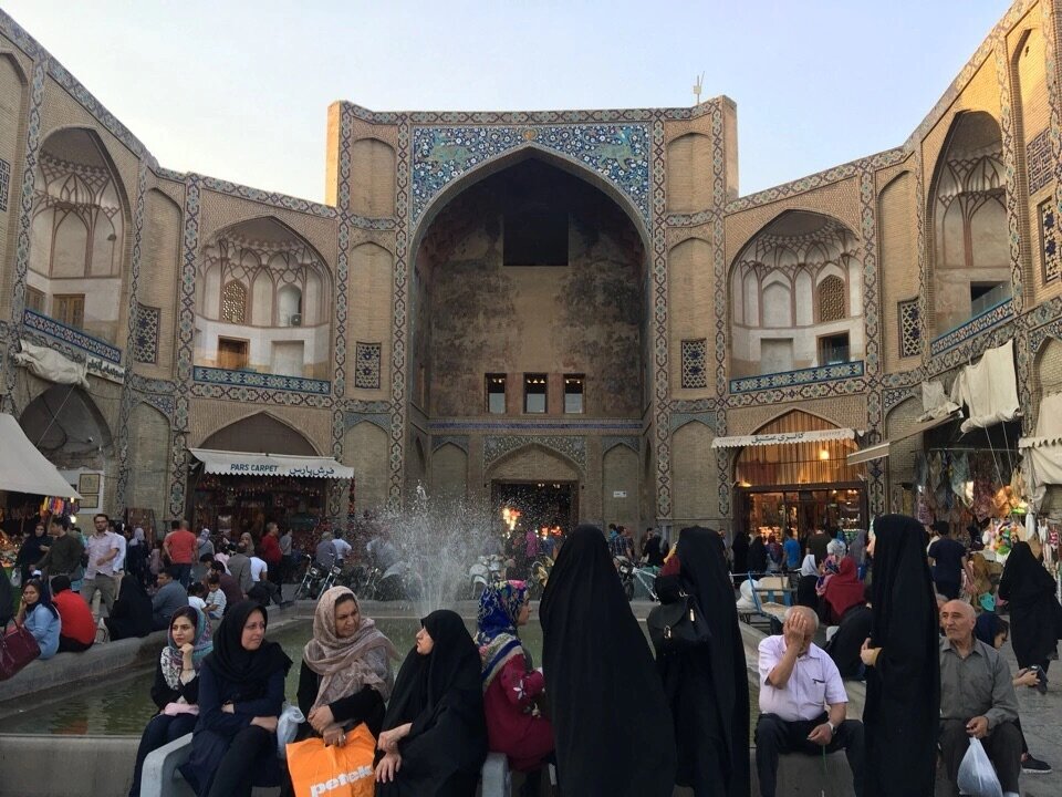 Оживленные улицы базара в Тебризе