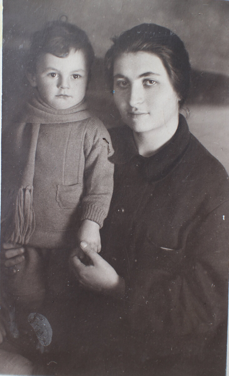 Ашхен Степановна Налбандян с сыном Булатом 1928-1929