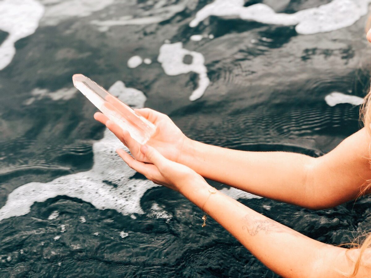 Валентина Майман с кристаллом. Фото автора.