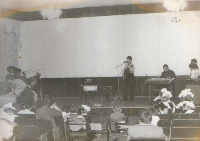 наш актовый зал. На этой стене можно было смотреть фильм. Прямо без экрана