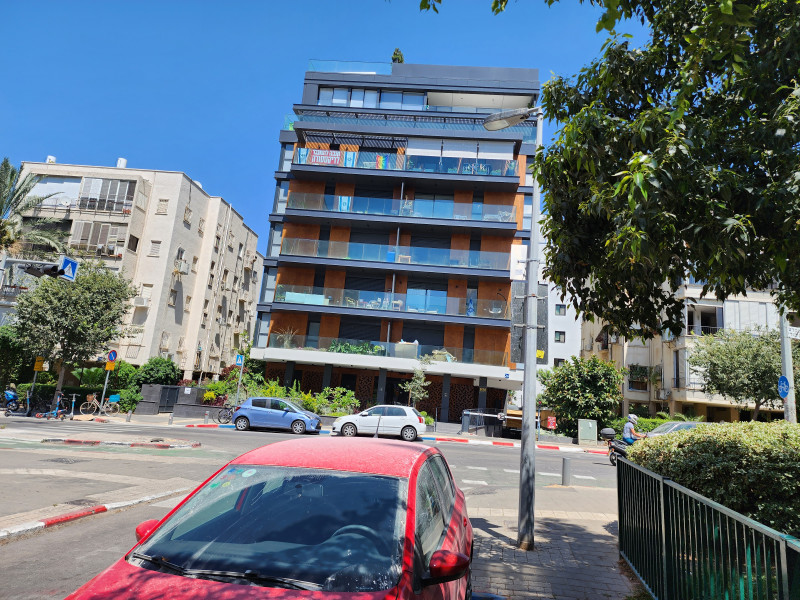 Новый дом вместо снесенного старого. 