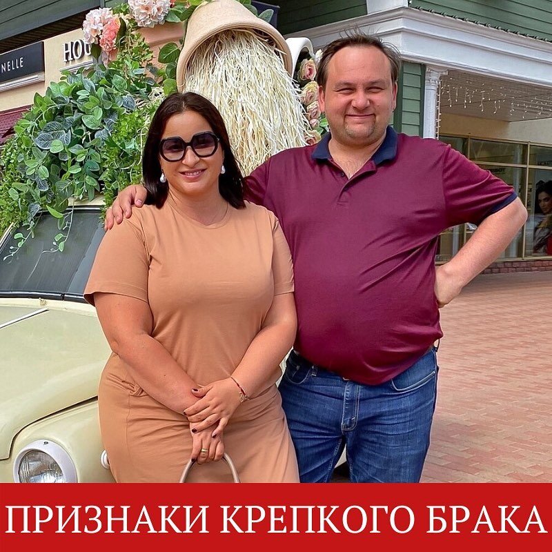 Меня зовут Вика, я — семейный психолог, телеведущая, автор книг «Это же подросток», «Это же ребенок», «Это же любовь» и мама троих детей  