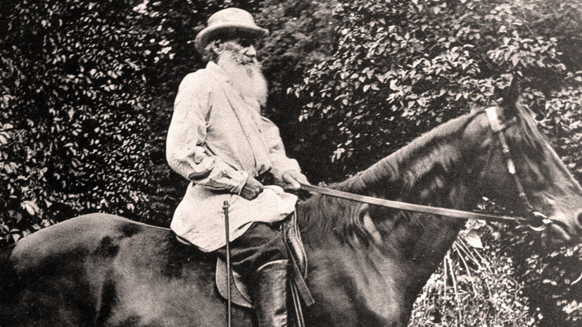     Граф Лев Толстой родился 9 сентября 1828 года в наследственном имении своей матери Ясная Поляна в Тульской губернии. «Люди как реки: у каждого свой исток, своё русло. Исток этот — родной дом, семья, традиции и уклады», — писал классик РИА Новости