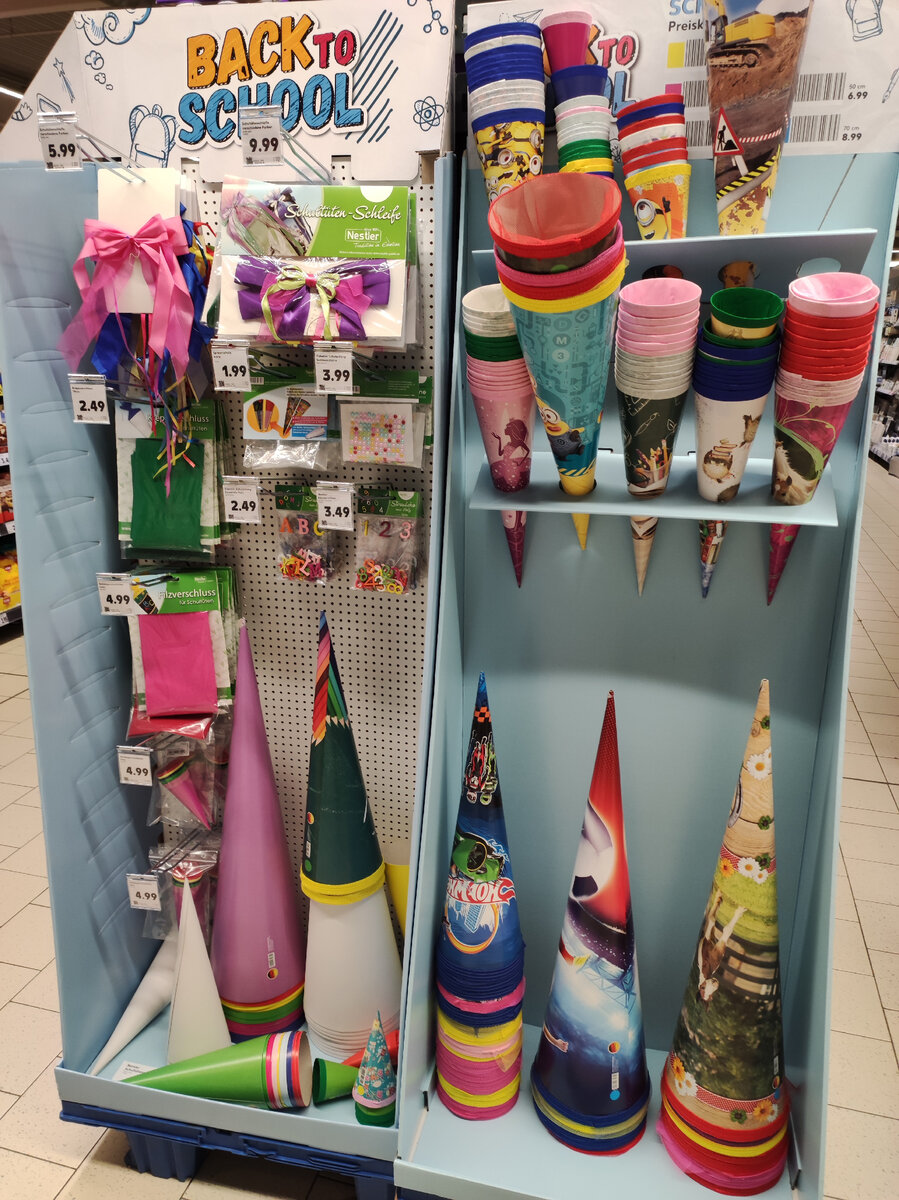 Школьные конусы для подарка первоклассником можно купить и в магазине