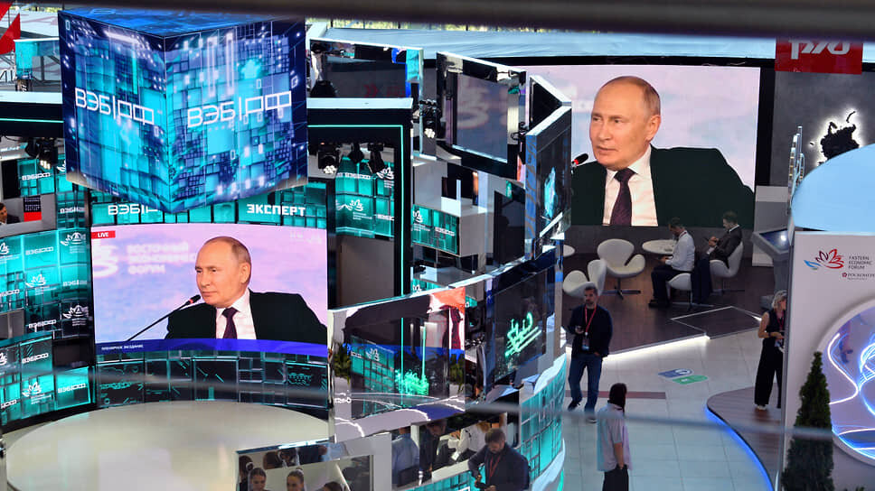    Трансляция встречи президента РФ Владимира Путина с модераторами ключевых сессий ВЭФ Антон Новодерёжкин/Коммерсантъ