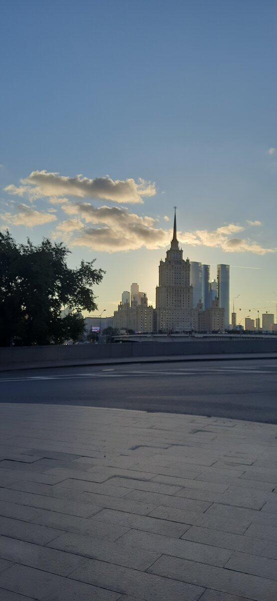 Солнышко ещё жаркое это обманчивое тепло, ветерок  свежий совсем осенний. 