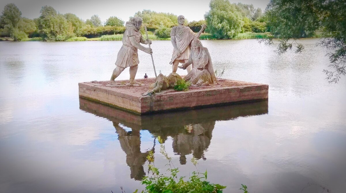 современный монумент на озере Короля Лир