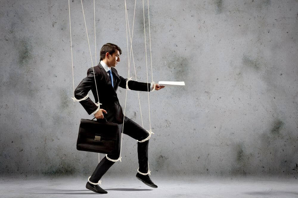 Знать о манипуляции – значит, уметь ее упредить. Вовремя обрезать опасные "ниточки", за которые вас дергают