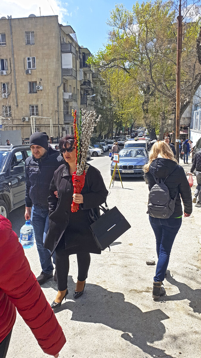 кстати попали в Баку на Вербное Воскресенье, а по соседству с отелем оказался православный храм
