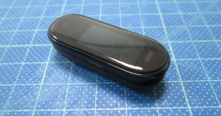 А вот и фронтальная часть. Дисплей и сенсорная кнопка.