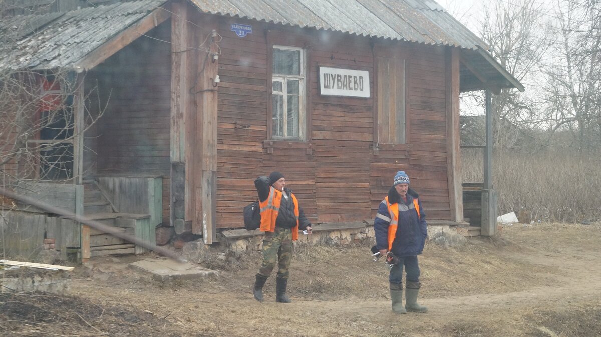 Путейский околоток и путейцы ожидающие "Снежинку" на станции Шуваево, заповедная линия Торжок-Соблаго, ОКТ жд, Тверская обл. Фото: Алексей Алексеев