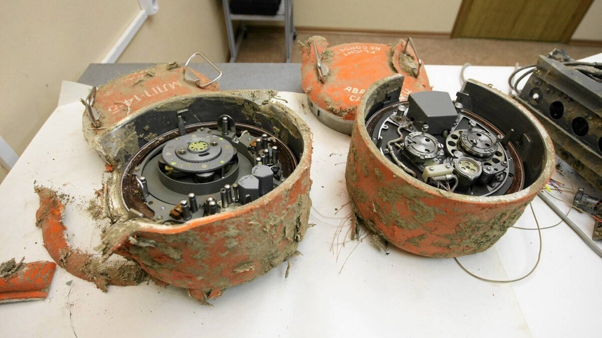 бортовой самописец боинга 737. какой в самолете ящик. строение бортового самописца. бортовой самописец самолета. какой в самолете ящик.