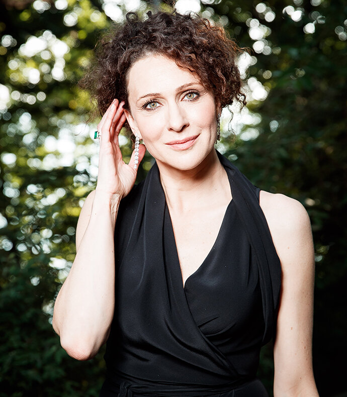 Ксения Раппопорт в серьгах Classic и кольце Color, все Mercury