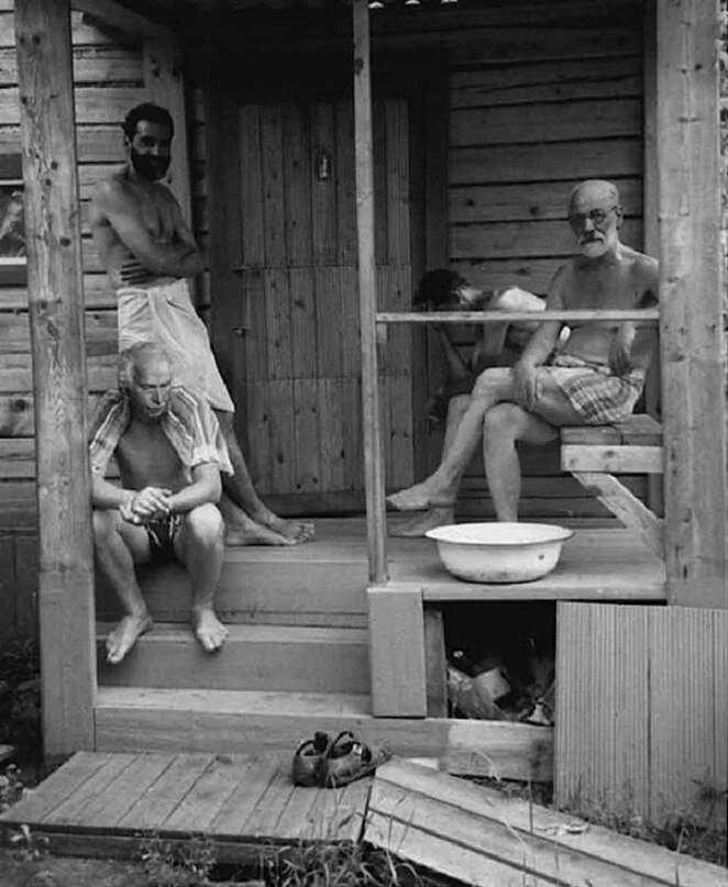 Зигмунд Фрейд и Карл Юнг после бани с друзьями (1907)
