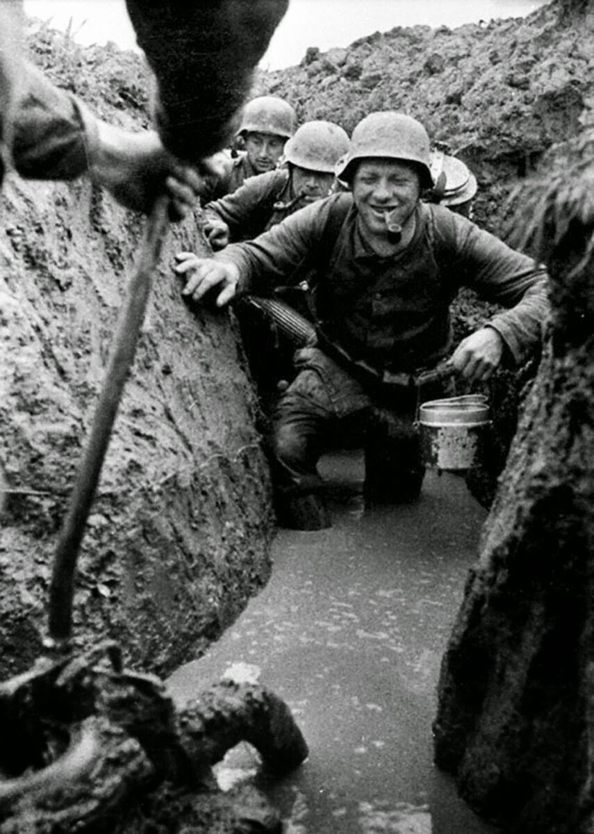 Немецкие солдаты в затопленных окопах, СССР, 1943 год.