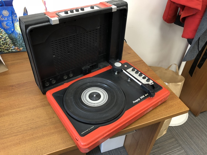 Одна половина - динамик, вторая - проигрыватель. Соединяются между собой кабелем, входящим в комплект. Кабель убирается в специальную нишу в задней части проигрывателя.